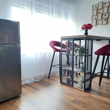 Apartman Twins Self Check In & Self Check Out โอโทชาส ภายนอก รูปภาพ